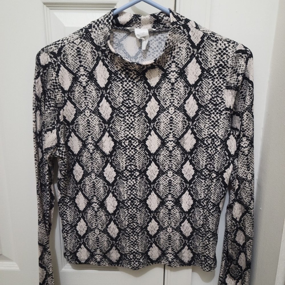 High neck snake print long-sleeved top.